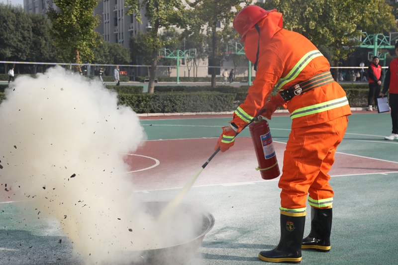 4消防趣味运动会之灭火器接力灭火.JPG