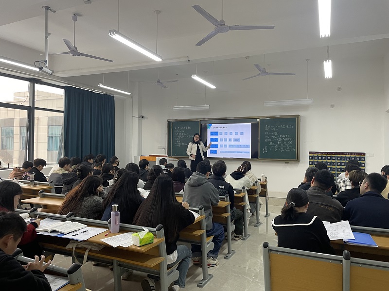 图片3-学生认真听讲、参会教师认真观摩学习.jpg